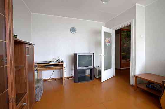 Pārdod gaišu 2-istabu dzīvokli 103.sērijas ēkas 4.stāvā. Logi vērsti uz dienvidaustrumu pusi. Daudzd Рига