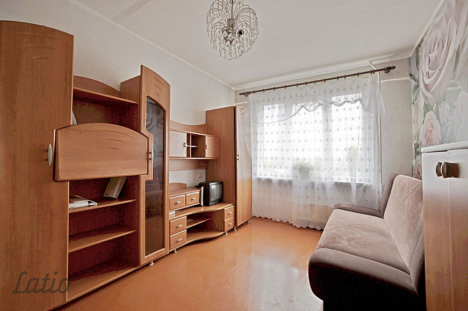 Pārdod gaišu 2-istabu dzīvokli 103.sērijas ēkas 4.stāvā. Logi vērsti uz dienvidaustrumu pusi. Daudzd Рига - изображение 1