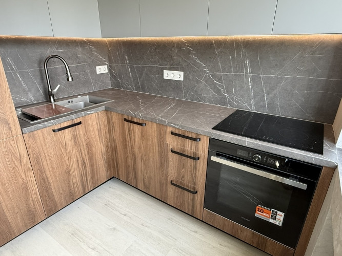 Pārdod pilnībā renovētu dzīvokli ar balkonu!  Dzīvoklis ir gatavs uzņemt jaunos saimniekus Rīga - foto 3