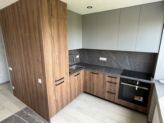 Pārdod pilnībā renovētu dzīvokli ar balkonu!  Dzīvoklis ir gatavs uzņemt jaunos saimniekus Rīga - foto 2