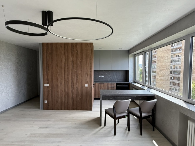 Pārdod pilnībā renovētu dzīvokli ar balkonu!  Dzīvoklis ir gatavs uzņemt jaunos saimniekus Rīga - foto 1