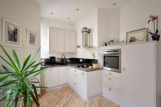 Pārdod izsmalcinātu 2 istabu dzīvokli Klusajā centrā  vēsturiskajā Vīlandes Namā

Piedāvājumā skaist Рига