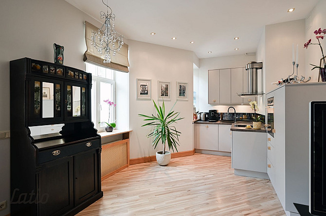 Pārdod izsmalcinātu 2 istabu dzīvokli Klusajā centrā  vēsturiskajā Vīlandes Namā

Piedāvājumā skaist Рига - изображение 1