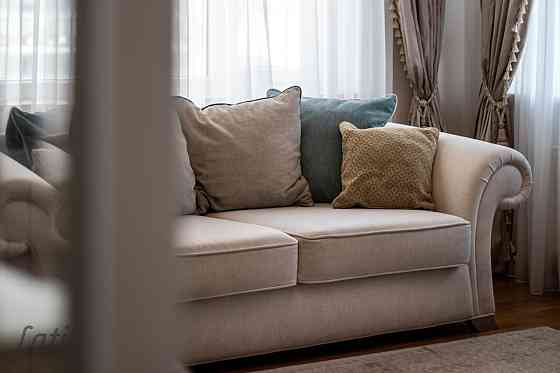 Pārdod pilnībā mēbelētu un ar sadzīves tehniku aprīkotu četristabu dzīvokli, pazemes autostāvvietu a Рига