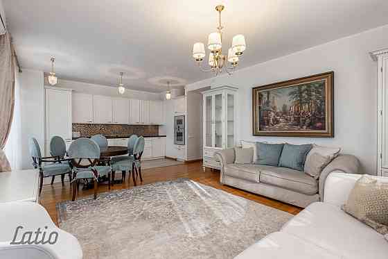 Pārdod pilnībā mēbelētu un ar sadzīves tehniku aprīkotu četristabu dzīvokli, pazemes autostāvvietu a Рига