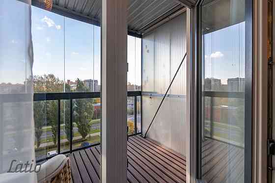 Pārdod pilnībā mēbelētu un ar sadzīves tehniku aprīkotu četristabu dzīvokli, pazemes autostāvvietu a Рига