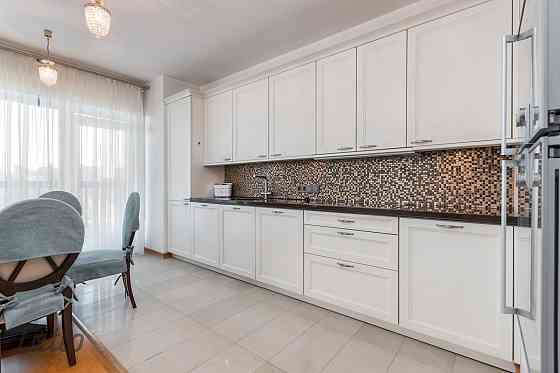 Pārdod pilnībā mēbelētu un ar sadzīves tehniku aprīkotu četristabu dzīvokli, pazemes autostāvvietu a Рига