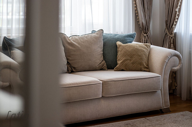 Pārdod pilnībā mēbelētu un ar sadzīves tehniku aprīkotu četristabu dzīvokli, pazemes autostāvvietu a Рига - изображение 2