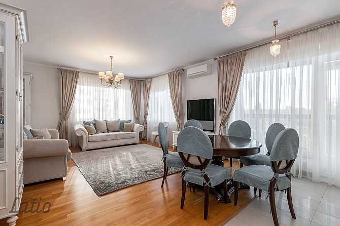 Pārdod pilnībā mēbelētu un ar sadzīves tehniku aprīkotu četristabu dzīvokli, pazemes autostāvvietu a Рига - изображение 1