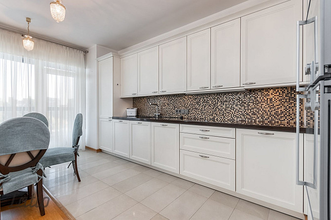 Pārdod pilnībā mēbelētu un ar sadzīves tehniku aprīkotu četristabu dzīvokli, pazemes autostāvvietu a Рига - изображение 5