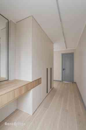 Funkcionāli pārdomāts un moderns dzīvoklis Rīgas vēsturiskajā centrā.  Piedāvājumā ir elegants studi Rīga