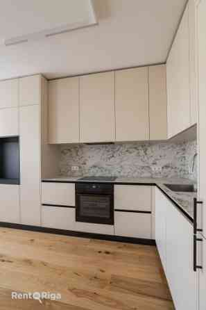 Funkcionāli pārdomāts un moderns dzīvoklis Rīgas vēsturiskajā centrā.  Piedāvājumā ir elegants studi Rīga