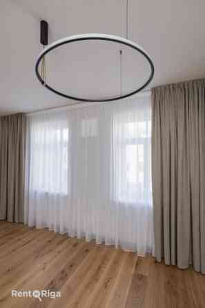 Funkcionāli pārdomāts un moderns dzīvoklis Rīgas vēsturiskajā centrā.  Piedāvājumā ir elegants 2 ist Rīga