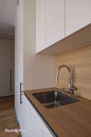 Funkcionāli pārdomāts un moderns dzīvoklis Rīgas vēsturiskajā centrā.  Piedāvājumā ir elegants 2 ist Rīga