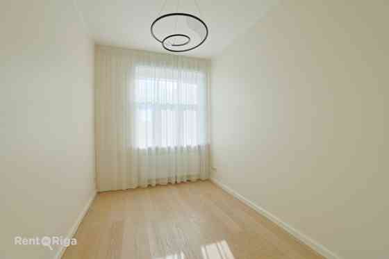 Funkcionāli pārdomāts un moderns dzīvoklis Rīgas vēsturiskajā centrā.  Piedāvājumā ir elegants 3 ist Rīga