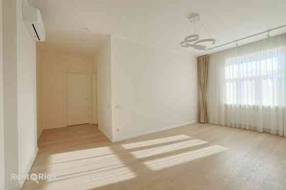 Funkcionāli pārdomāts un moderns dzīvoklis Rīgas vēsturiskajā centrā.  Piedāvājumā ir elegants 3 ist Rīga