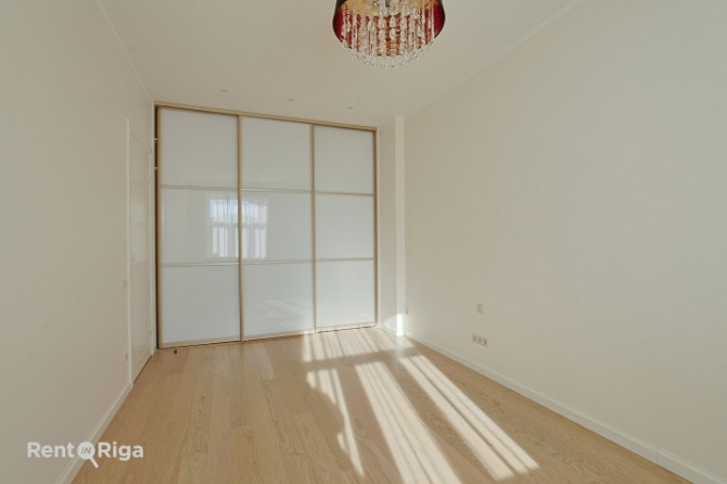 Funkcionāli pārdomāts un moderns dzīvoklis Rīgas vēsturiskajā centrā.  Piedāvājumā ir elegants 3 ist Рига - изображение 9