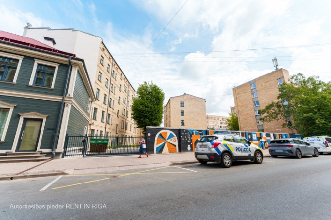 Pārdod neremontētu 3 istabu dzīvokli renovētā koka mājā ar logiem uz dienvidu pusi. Rīga - foto 4