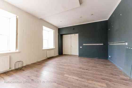 Telpas Jēkaba kazarmās.  Atrodas beletāžas stāvā. Viena liela telpa un 2 tualetes.  Ir iespēja iebūv Рига