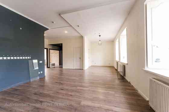 Telpas Jēkaba kazarmās.  Atrodas beletāžas stāvā. Viena liela telpa un 2 tualetes.  Ir iespēja iebūv Рига