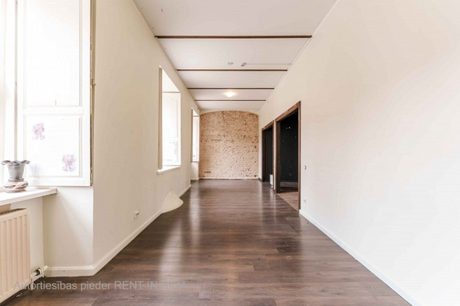 Telpas Jēkaba kazarmās.  Atrodas beletāžas stāvā. Viena liela telpa un 2 tualetes.  Ir iespēja iebūv Рига - изображение 7