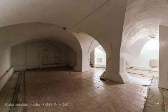 Puspagraba telpas Jēkaba kazarmās.  Viena liela telpa. Iespējams uz gājēju ielas izvietot terasi. Te Рига