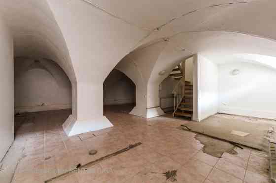 Puspagraba telpas Jēkaba kazarmās.  Viena liela telpa. Iespējams uz gājēju ielas izvietot terasi. Te Рига