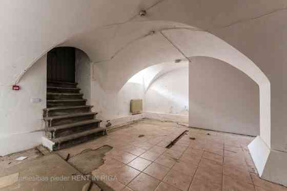 Puspagraba telpas Jēkaba kazarmās.  Viena liela telpa. Iespējams uz gājēju ielas izvietot terasi. Te Рига