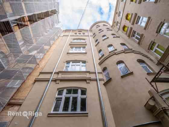 Продаётся элегантная квартира в полностью отреставрированном историческом Rīga