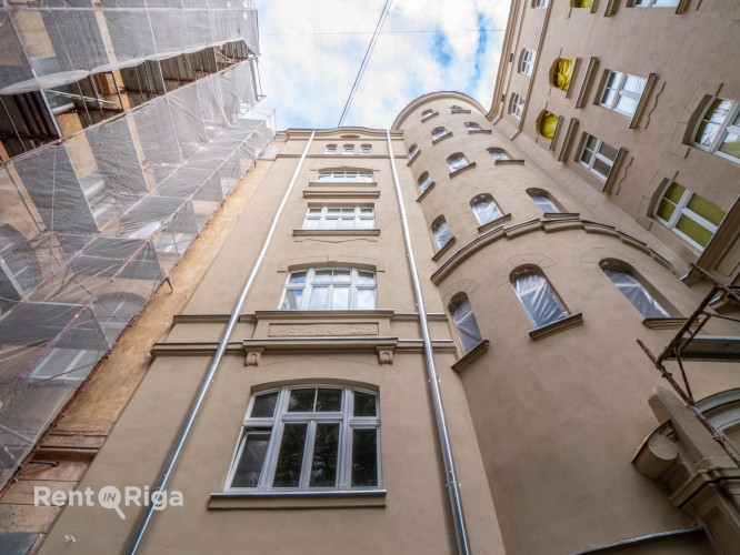 Tiek pārdots elegants dzīvoklis pilnībā renovētā vēsturiskā ēkā. Dzīvoklis pārdodas ar Rīga - foto 5