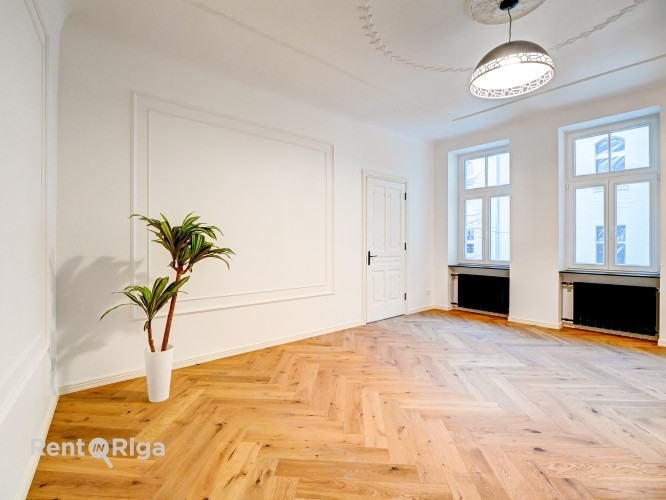 Tiek pārdots elegants dzīvoklis pilnībā renovētā vēsturiskā ēkā. Dzīvoklis pārdodas ar Rīga - foto 20