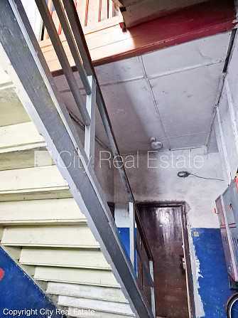 Здание во дворе, закрытый двор, лестничная клетка после косметического ремонта, Рига - изображение 9