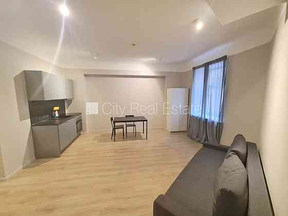 Здание во дворе, реновированный дом, закрытый двор, вход с улицы и со двора, лифт, Рига