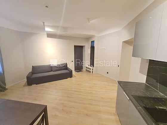 Здание во дворе, реновированный дом, закрытый двор, вход с улицы и со двора, лифт, Рига