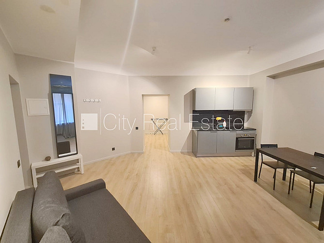 Здание во дворе, реновированный дом, закрытый двор, вход с улицы и со двора, лифт, Рига - изображение 1