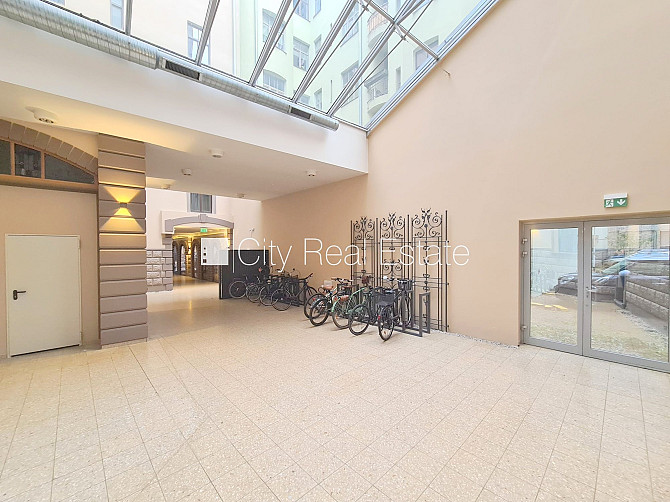 Фасадный дом, реновированный дом, закрытый двор, вход с улицы и со двора, лифт, Рига - изображение 19