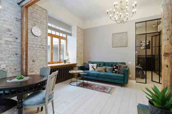 Квартира находится в центре Риги, всего в 15 мин. пешком до Старого города Риги. Рига