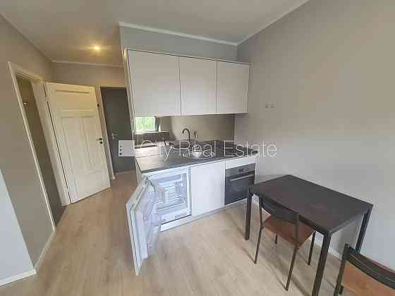 Фасадный дом, бельэтаж, студио, кухня объединена с комнатой, газовое отопление, Рига