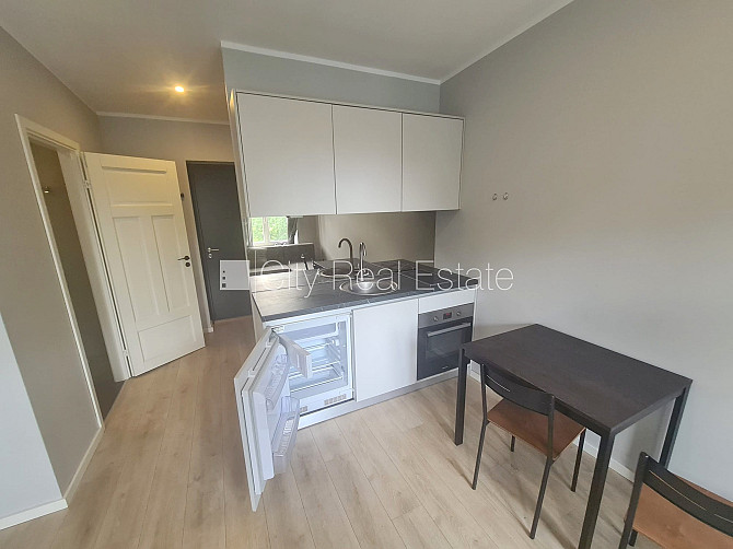 Фасадный дом, бельэтаж, студио, кухня объединена с комнатой, газовое отопление, Рига - изображение 4