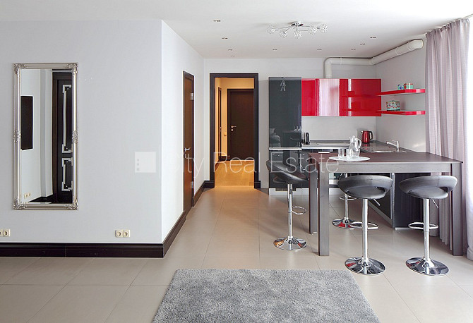 Дом во дворе, закрытый двор, объект охраняет физическая охрана, вход со двора, во Рига - изображение 10