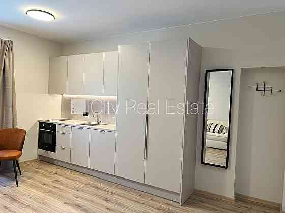 Фасадный дом, реновированный дом, фасад с декоративной штукатуркой, закрытый Рига