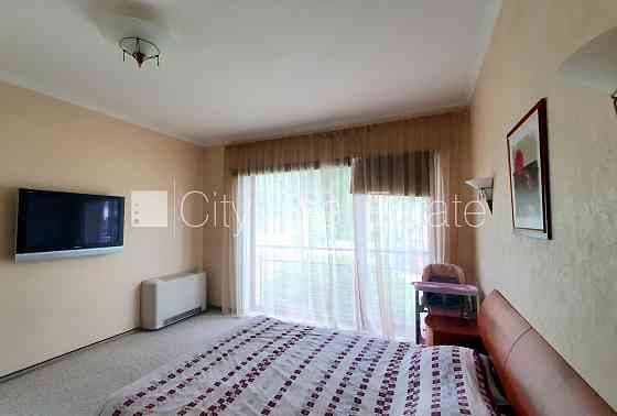 Фасадный дом, реновированный дом, фасад с декоративной штукатуркой, закрытый Рига