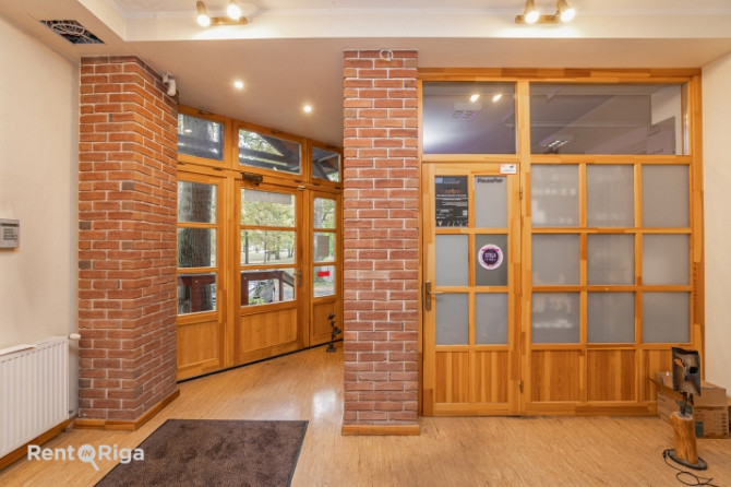 Daudzfunkcionāla ēka labā stāvoklī un ērtā atrašanās vietā.  Platības:  1. stāvs  410 m Rīga - foto 6