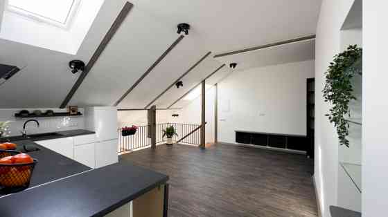 Izzīrē 4 istabu dzīvokli otrajā stāvā privātmājā tuvajā Pārdaugavā ar bezmaksas slēgtu autostāvvietu Rīga