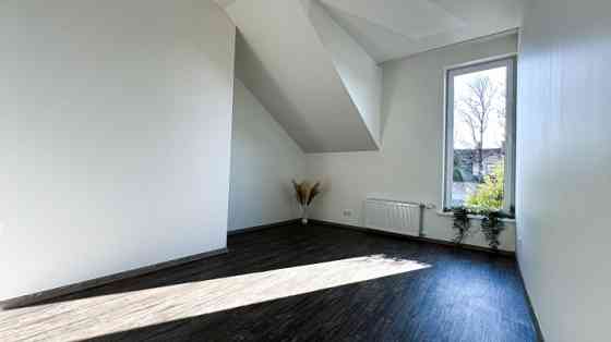 Izzīrē 4 istabu dzīvokli otrajā stāvā privātmājā tuvajā Pārdaugavā ar bezmaksas slēgtu autostāvvietu Rīga