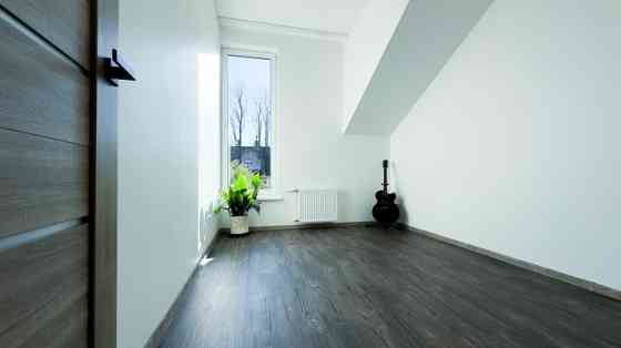 Izzīrē 4 istabu dzīvokli otrajā stāvā privātmājā tuvajā Pārdaugavā ar bezmaksas slēgtu autostāvvietu Rīga