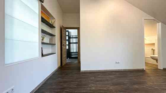 Izzīrē 4 istabu dzīvokli otrajā stāvā privātmājā tuvajā Pārdaugavā ar bezmaksas slēgtu autostāvvietu Rīga