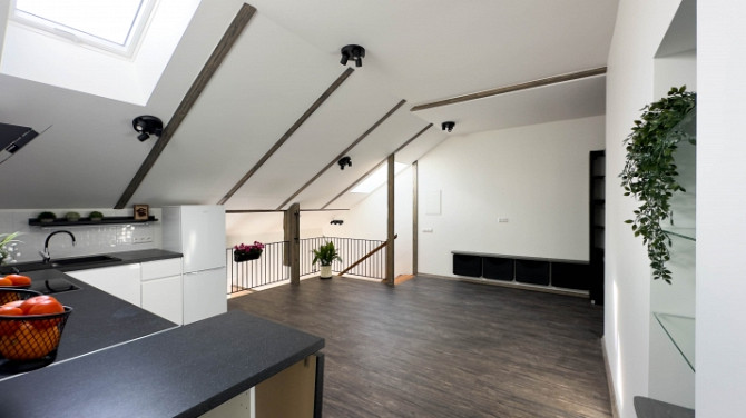 Izzīrē 4 istabu dzīvokli otrajā stāvā privātmājā tuvajā Pārdaugavā ar bezmaksas slēgtu Rīga - foto 2