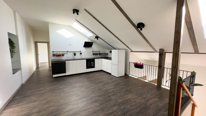 Izzīrē 4 istabu dzīvokli otrajā stāvā privātmājā tuvajā Pārdaugavā ar bezmaksas slēgtu Rīga - foto 1