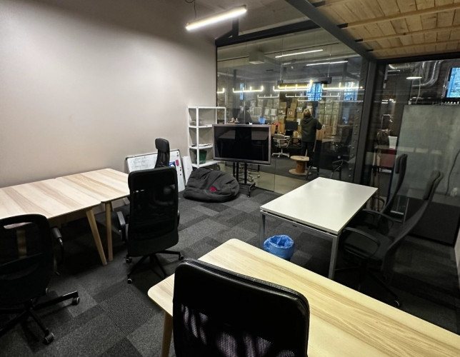 Pilnībā aprīkota 4 darba vietu biroja telpa  Piedāvājam pilnībā mēbelētu un aprīkotu 4 Rīga - foto 4